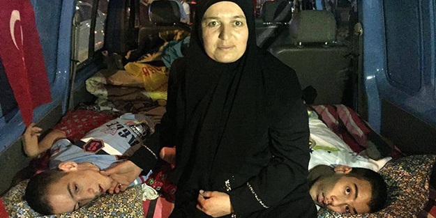 Yatağa mahkum olan ikizler vatan nöbeti tutuyor!
