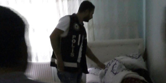 Yatağında uyurken polis uyandırıp kelepçe taktı