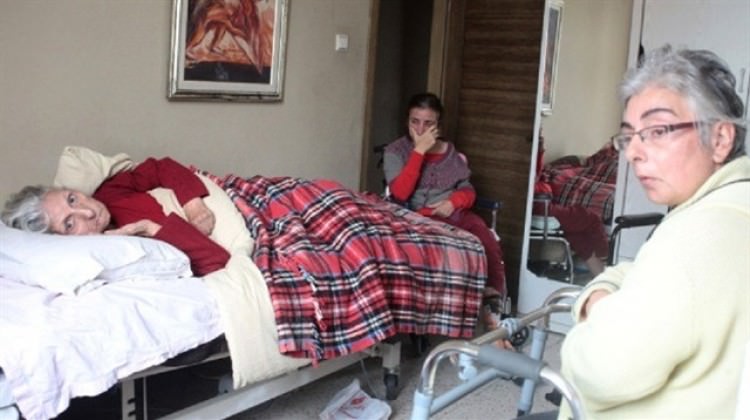 Yatalak anneye bakan kardeşler de felç oldu