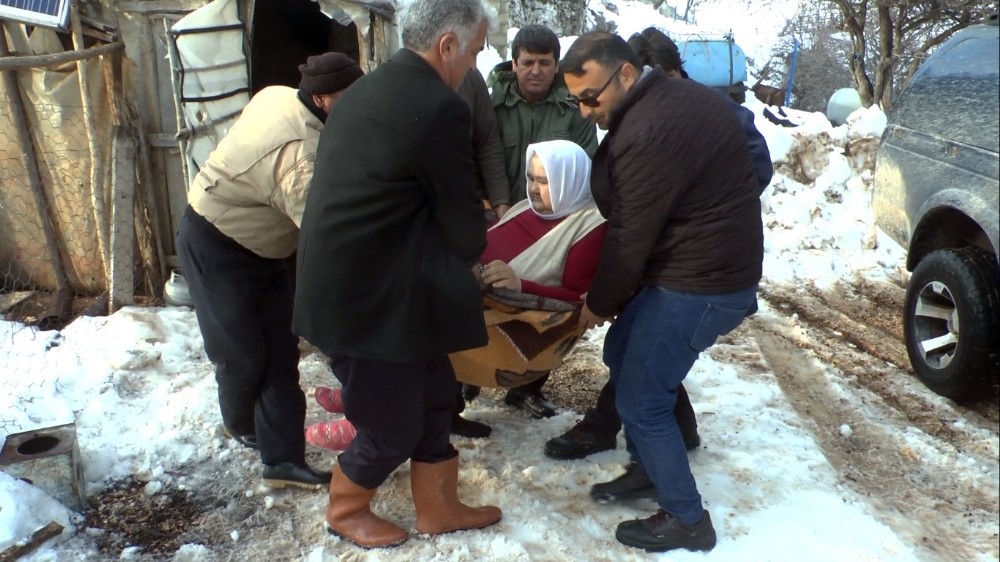Yatalak hasta karlı yolun açılmasıyla hastaneye yetiştirildi 