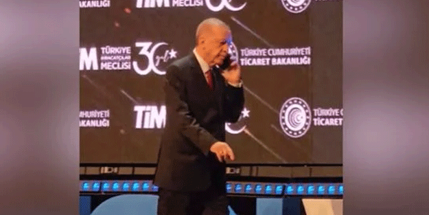 Yatan değil terleyen Cumhurbaşkanı! Erdoğan'dan sahnede telefon mesaisi