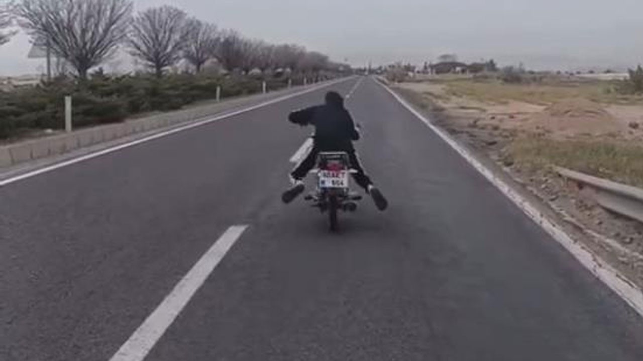 Yatarak motosiklet süren magandaya büyük ceza