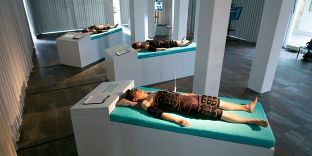 Yatarak para kazanıyorlar! Bakın nasıl...