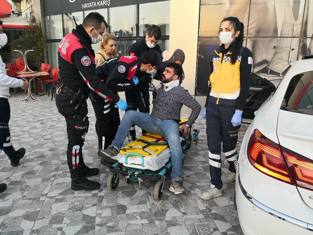 Yatırıldığı sedyeden defalarca kalkan yaralı sürücü güçlükle ikna edildi 