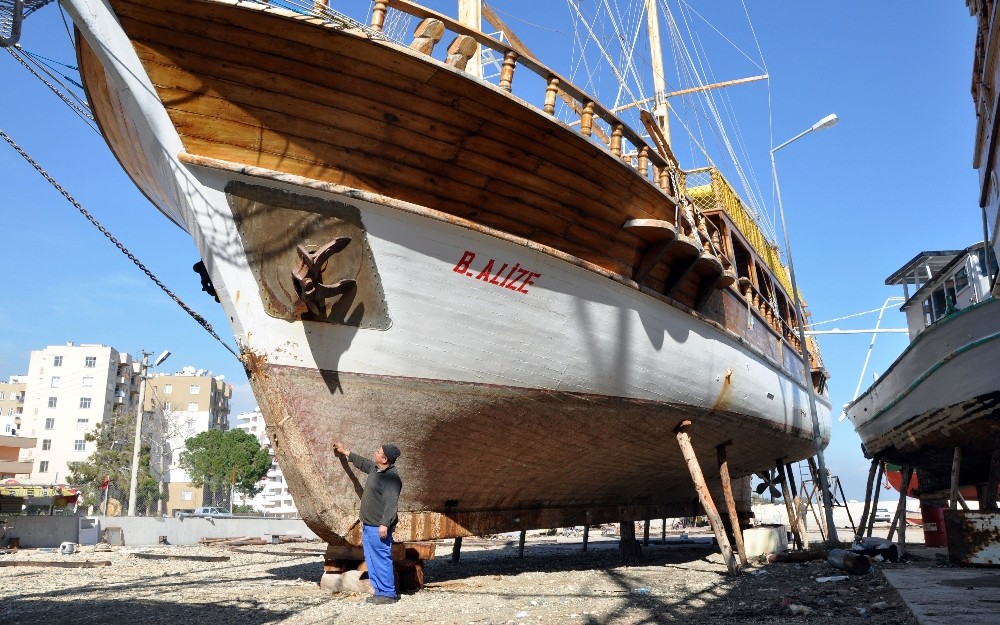 Yatlar bakım için karada 