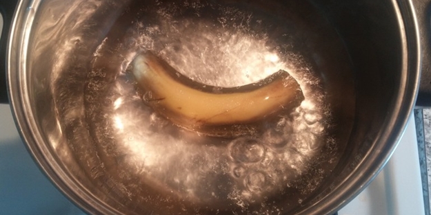 Yatmadan önce muzu kaynatın suyunu için! Bakın ne oluyor