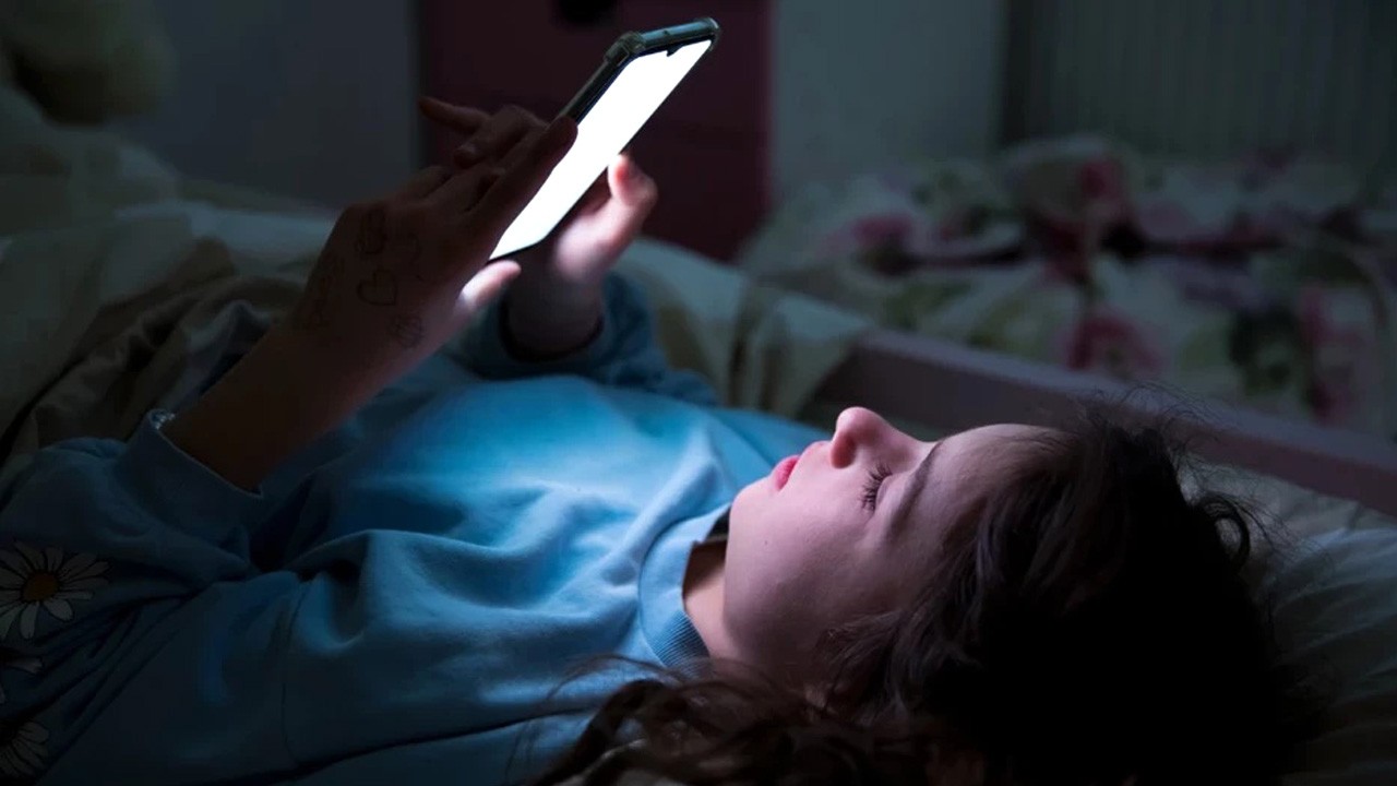 Yatmadan önce telefon kullanmak: Kötü uyku efsanesi çöktü mü?"