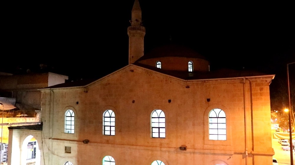 Yatsı ezanı sonrasında Adıyaman’daki camilerden dualar yükseldi 