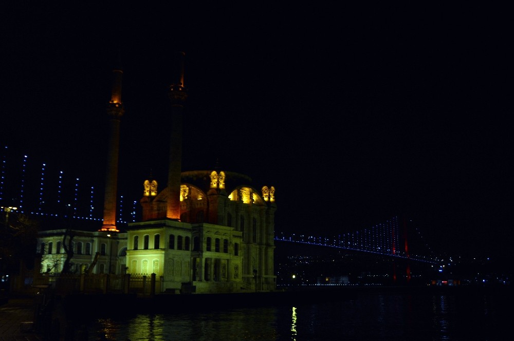 Yatsı ezanının ardından camilerde korona virüse karşı dua okundu 