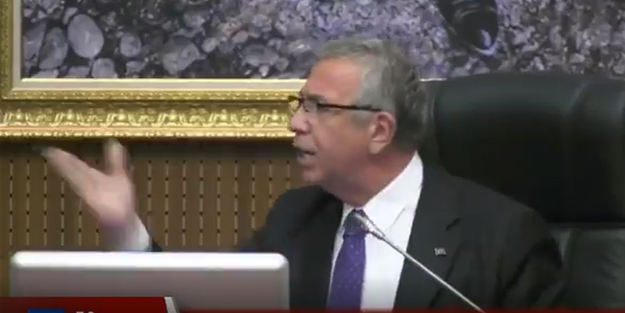 'Yavaş' Mansur! Herkesi azarlıyor: Zabıtaya attırırım alın elinden mikrofonu!