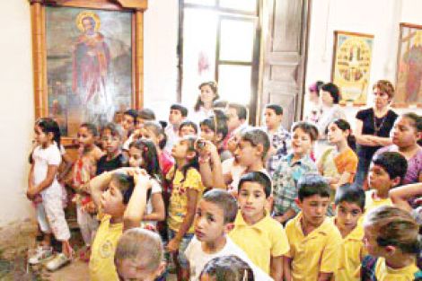 Yavru Vatan’da ilkokul öğrencilerine kilise turu!