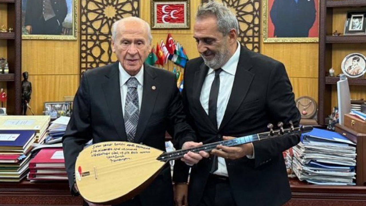 Yavuz Bingöl bağlamasını Bahçeli’ye hediye etti: Alevi Bektaşiler olarak Bahçeli’ye minnettarız!