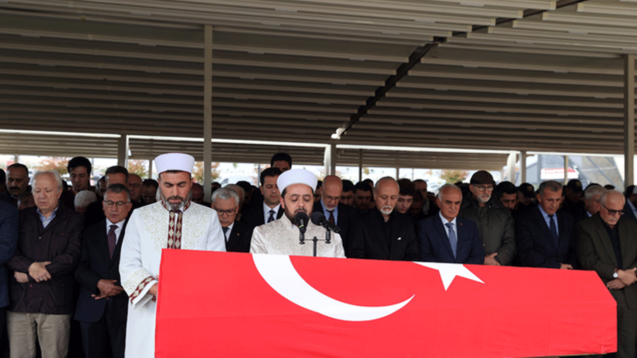 Yavuz Bülent Bakiler, baba ocağı Sivas'ta toprağa verildi