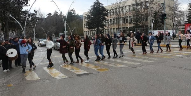 Yaya geçidi 'halay' geçidi oldu