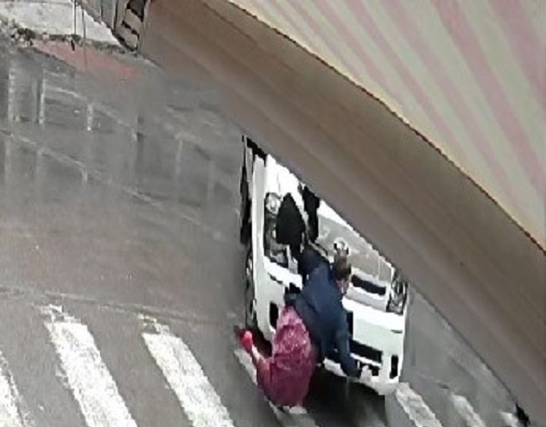 Yaya geçidinde kamyon çarptı