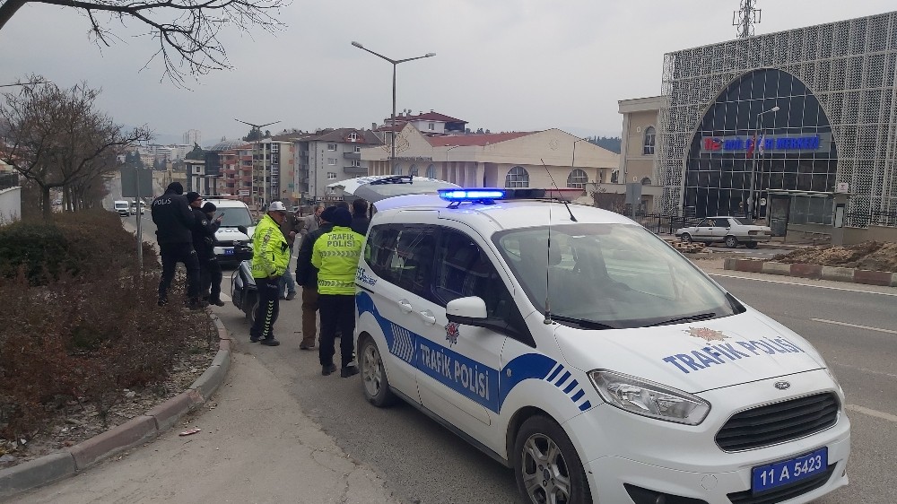 Yaya geçidinde otomobilin çarptığı kadın yaralandı 