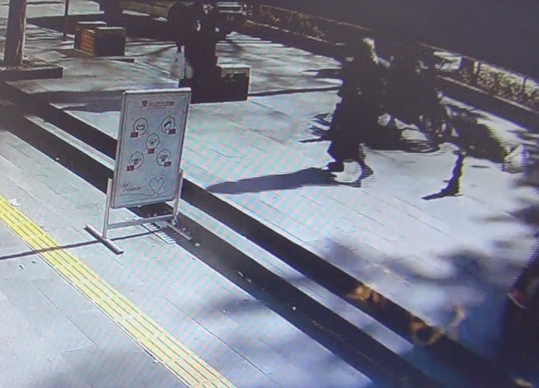 Yaya geçidindeki kadına motosiklet çarptı, kadın ölümden döndü 