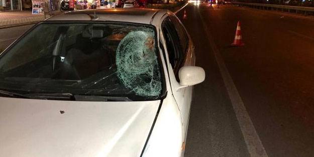 Yaya geçidinden karşıya geçen iki Rus turiste otomobil çarptı
