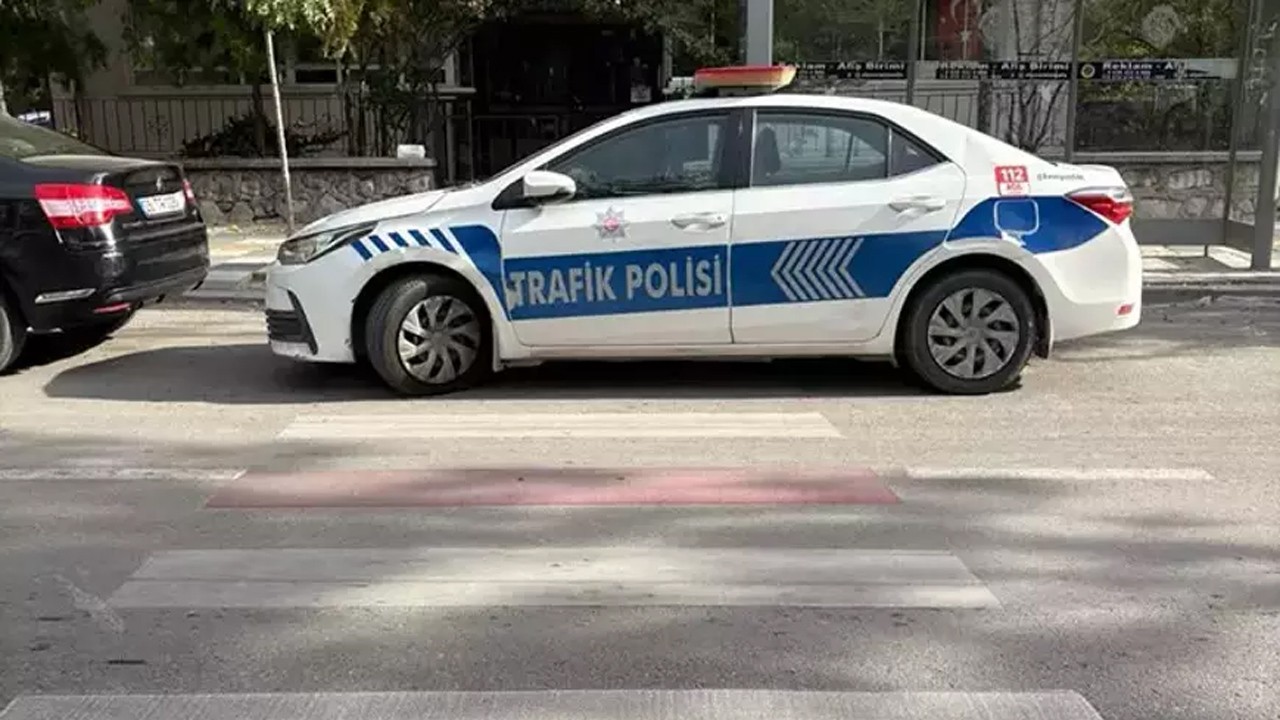 Yaya geçidine park eden trafik polisine trafik cezası!