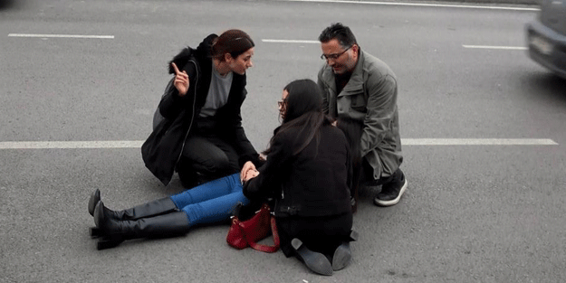 Yaya geçidini kullanmayan genç kızlar ölümden döndü