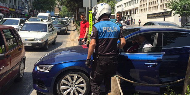 Yaya geçidini yol zanneden sürücüye polis müdahalesi