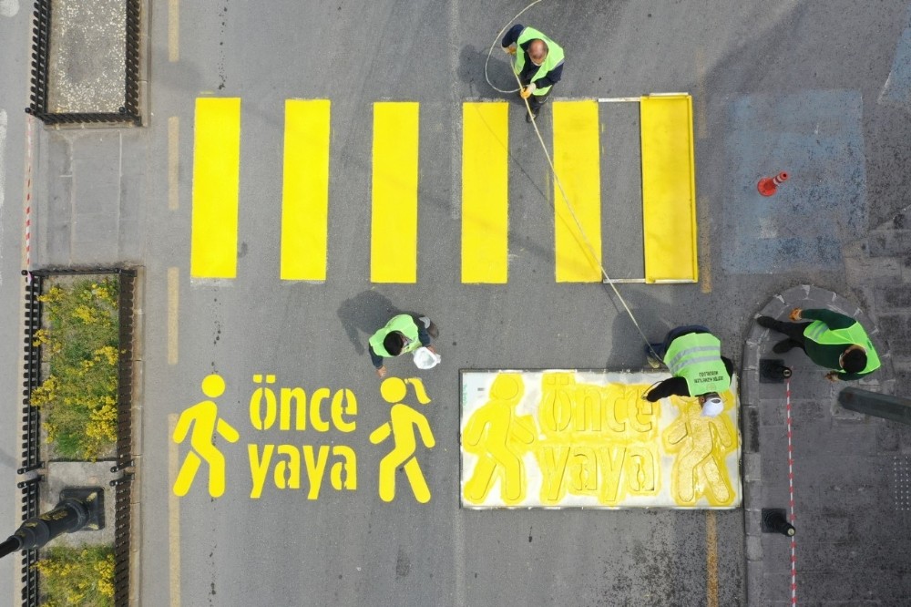 Yaya güvenliği için yaya geçici çizgileri yenileniyor 