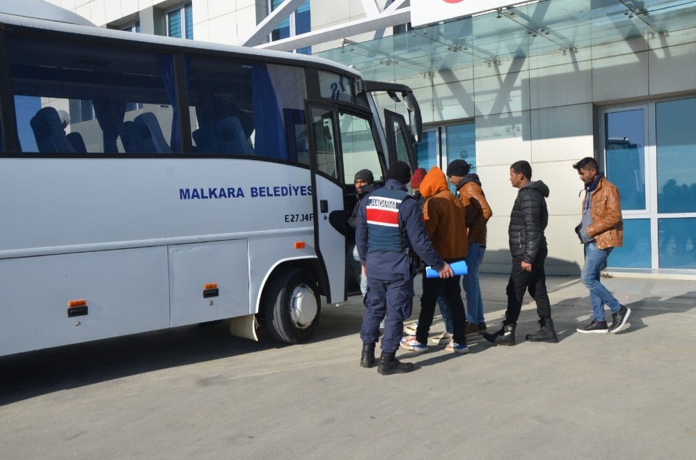 Yaya halinde 8 kaçak göçmen yakalandı 