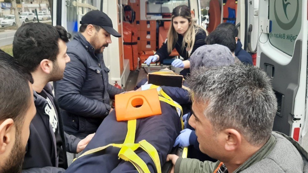 Yayalar için duran otomobile tır çarptı: 1 yaralı 