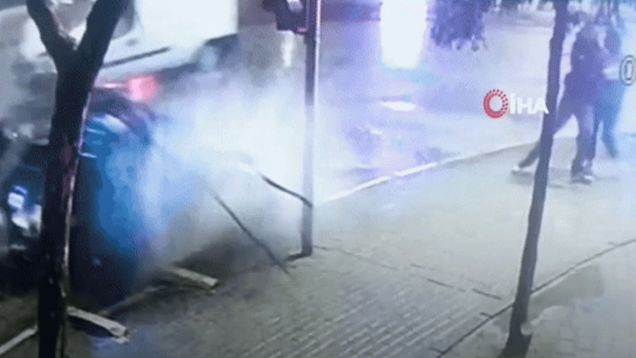 Yayalar ölümden kıl payı kurtuldu! Kaza anı kamerada!