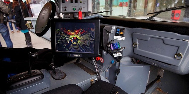 Yayalar sürücüsüz araçları el işareti ile durdurabilecek