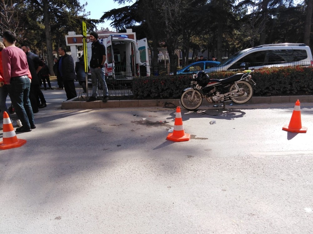 Yayalara motosiklet çarptı: 2 yaralı 