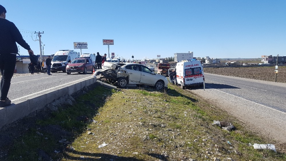 Yayalara yol vermek için duran araca ambulans çarptı: 6 yaralı 