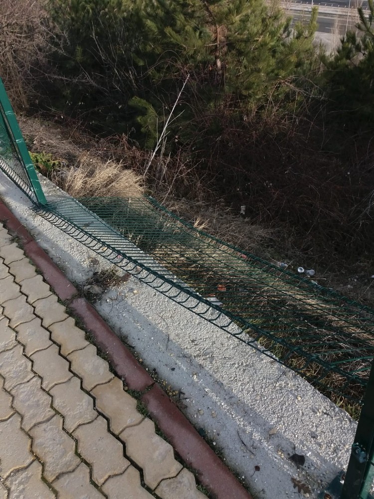 Yayaların güvenliğini sağlayan çitlere zarar verdiler 