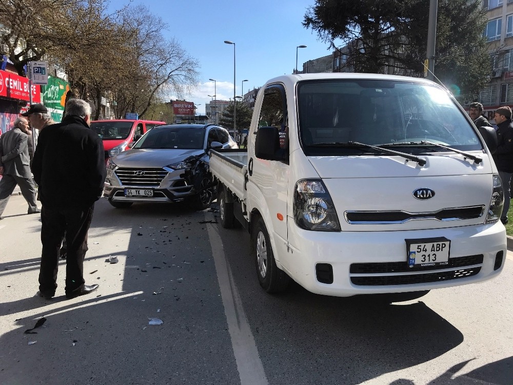 Yayaya yol vermek için duran kamyonete, cip çarptı 