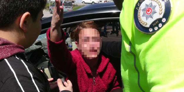 Yayaya çarparak hastanelik etti, bir de hasar gören arabası için ağladı
