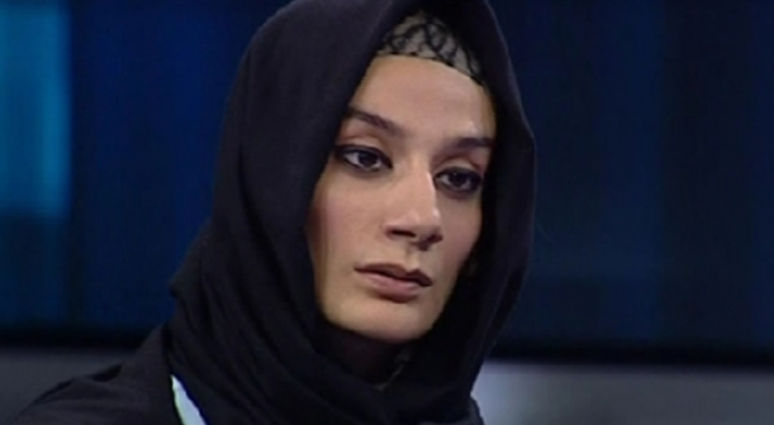 Yayık ayranı gibi kendine çalkalanıp nefretiyle köpüren beyin gargarası! Bunların yüzlerine tükürsen zilini kapıp gelir! Kıvırır çengi gibi şeytanlığa soyunur