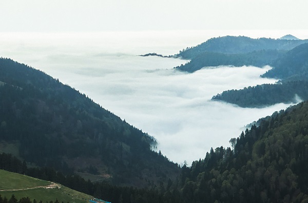 Yayla bulutlar arasında kayboldu