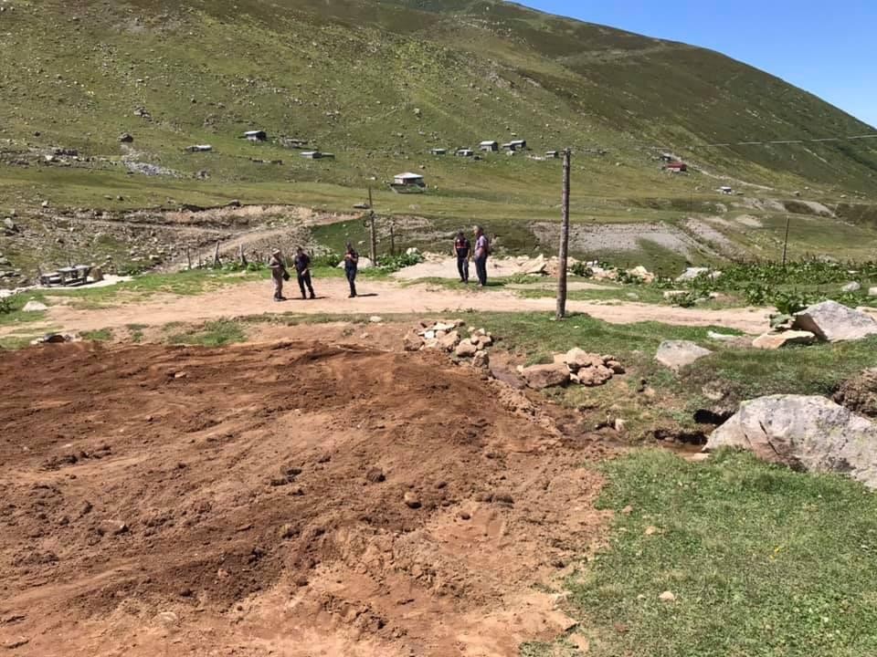 Yayla yolunu taşlarla kapatıp kaçak yapılaşmaya savaş açtı 