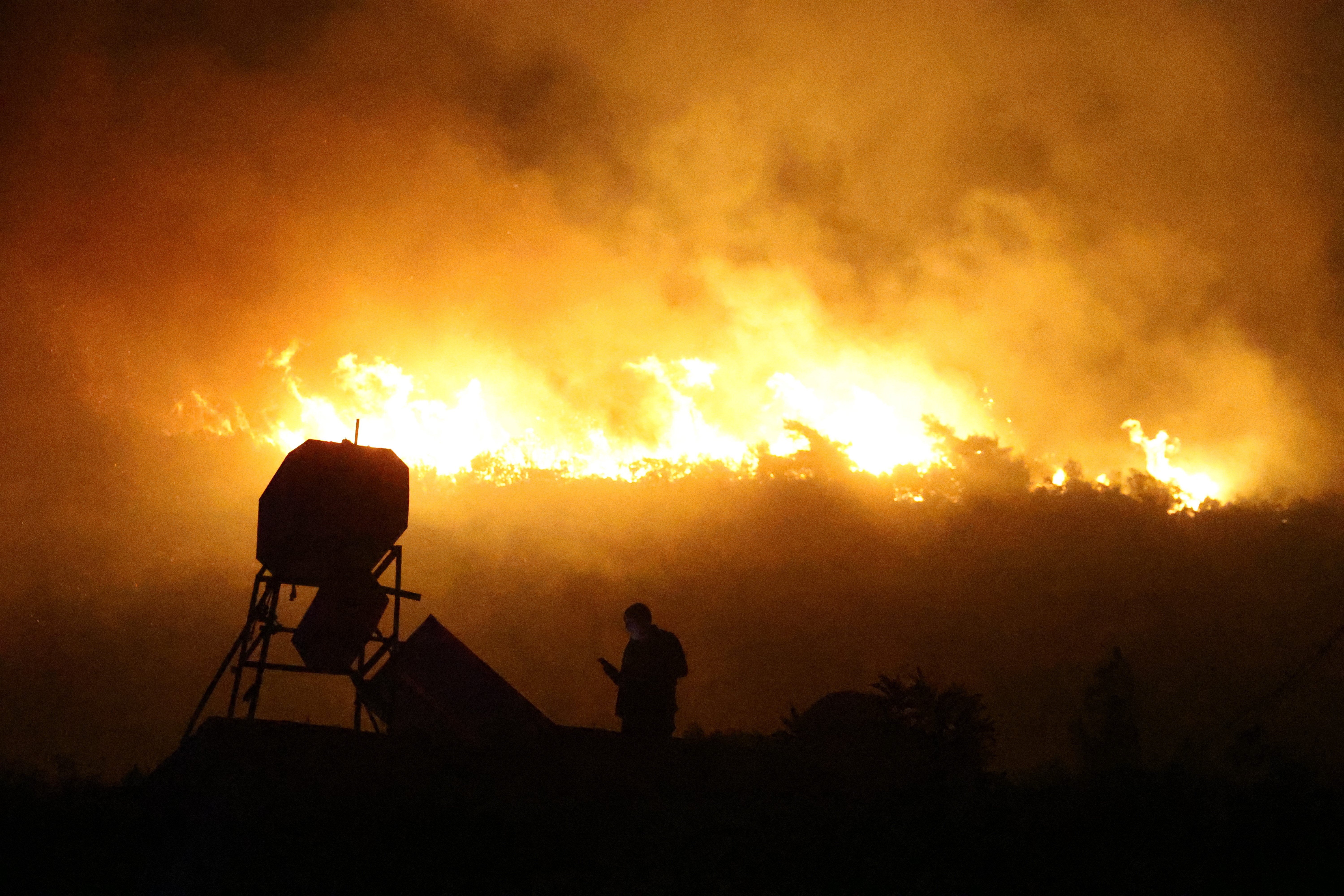 Yayladağı’nda Gece Mesaisi: Orman Yangınıyla Mücadele Sürüyor