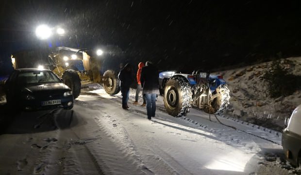 Yayladağı’nda yolda mahsur kalan vatandaşlar kurtarıldı