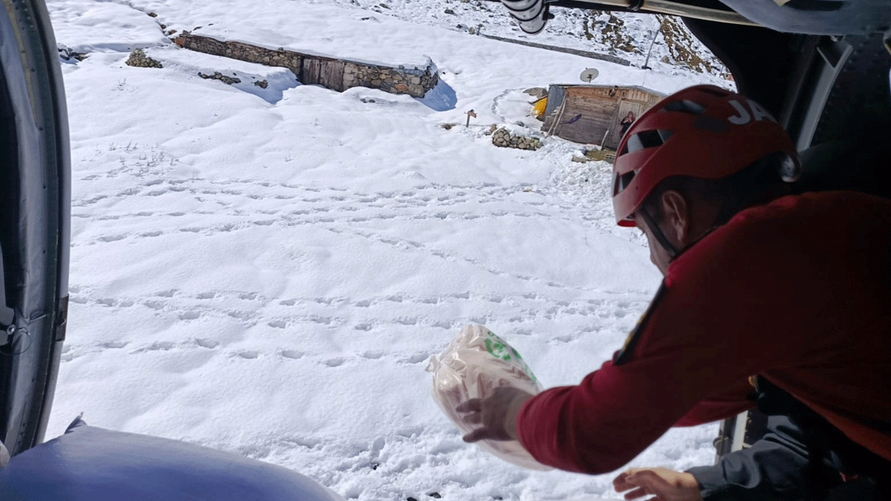 Yaylalarda mahsur kalanlara askeri helikopterle yardım