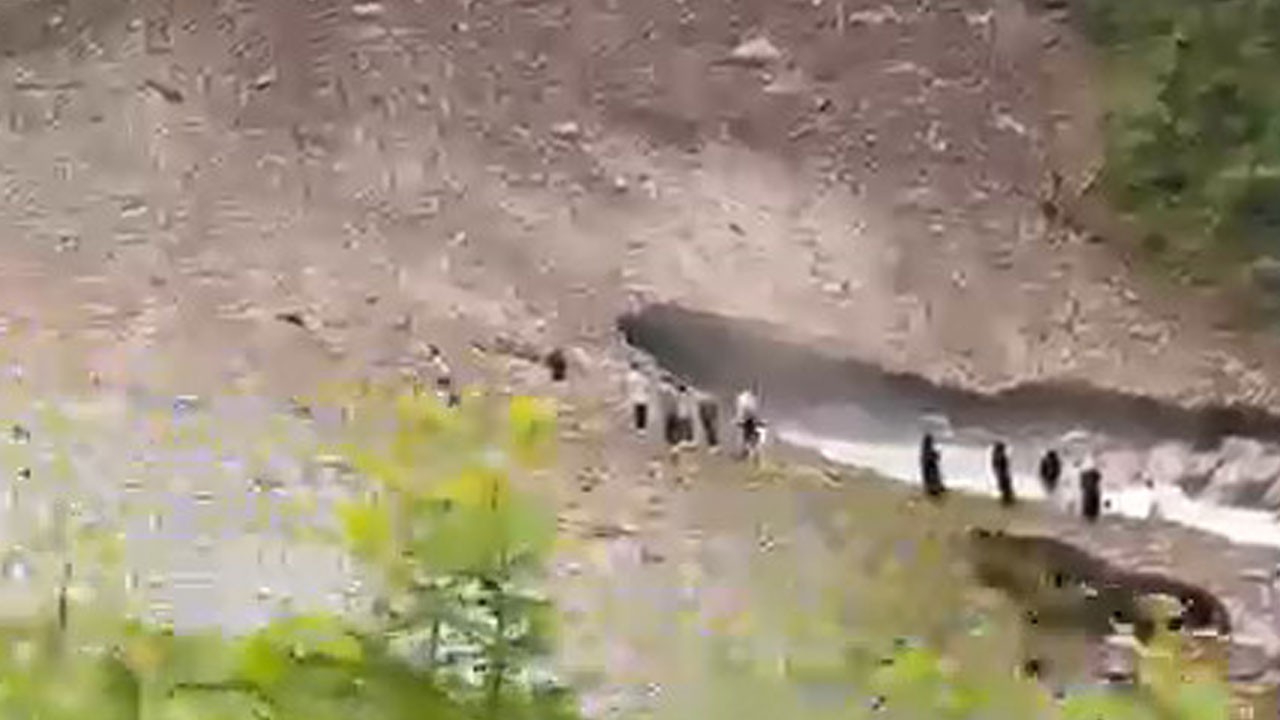 Yaz günü kar kütlesi altında kaldı! Poz verirken canından oldu