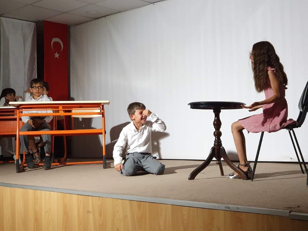 Yaz kurslarında tiyatro gösterisi 