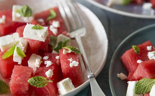 Yaz mevsiminin vazgeçilmez ikilisi; karpuz-peynir göründüğü kadar masum mu?