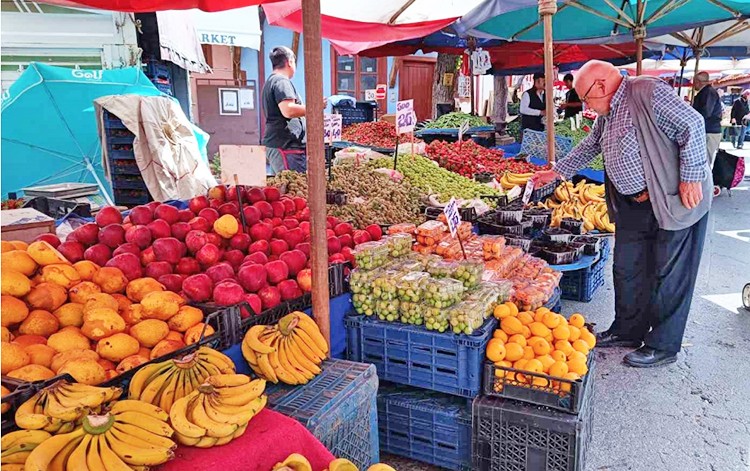 Yaz meyveleri tezgahları rengârenk süsledi