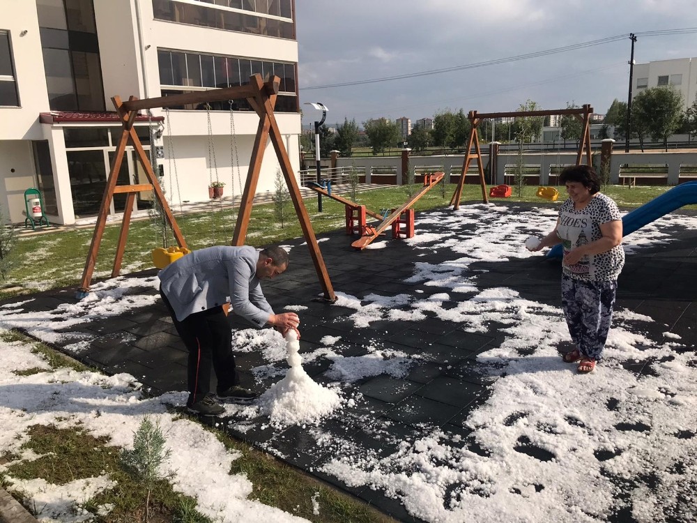 Yaz ortasında kardan adam yapıp kartopu oynadılar 