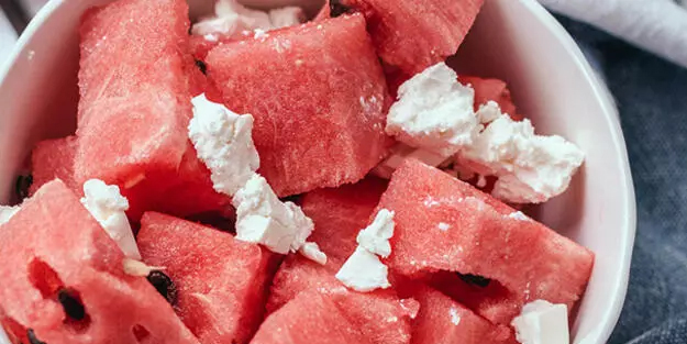 Yaz sezonunun gözdesi, olmazsa olmazı hem şifa olan karpuz-peynir dost mu düşman mı? Neye iyi geliyor?