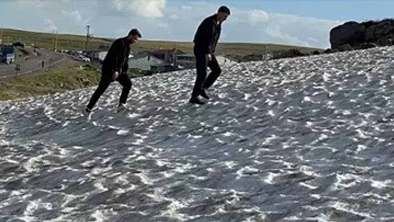 Yaz sıcağında beyaz örtü! Vatandaşlar karın tadını çıkardı