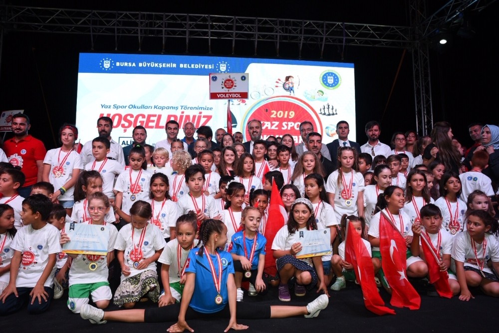 Yaz spor okullarına renkli mezuniyet 