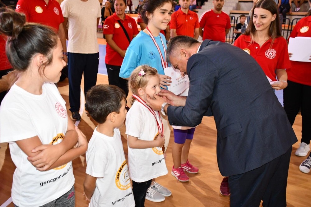 Yaz spor okullarında mezuniyet sevinci 